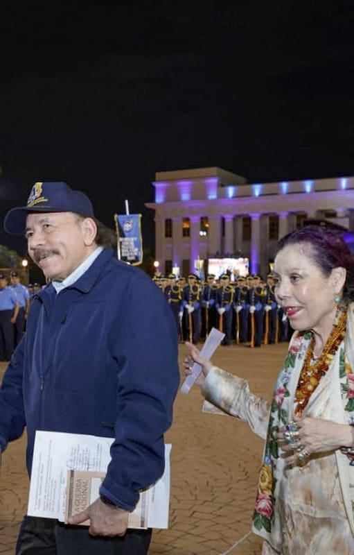 El presidente de Nicaragua Daniel Ortega y su esposa, Rosario Murillo, durante un desfile militar