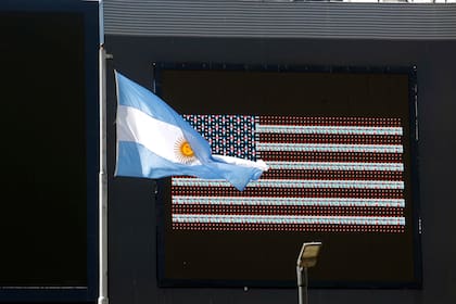 Las banderas argentina y estadounidense, unidas por el Faena Festival