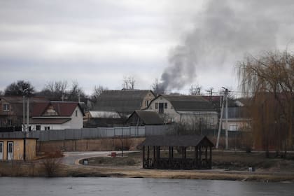 Humo sobre la ciudad de Hostomel en el noroeste de Kiev. - El ejército de Ucrania perdió el control sobre la base aérea a pocos kilómetros de la capital