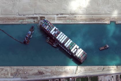 This satellite imagery released by Maxar Technologies shows the MV Ever Given container ship in the Suez Canal on the morning of March 28, 2021. - Hope rose on March 28, 2021 that salvage efforts would free a mammoth container ship blocking the Suez Canal for six days, crippling international trade and causing multi-million-dollar losses. The MarineTraffic and VesselFinder applications said two tugboats were heading to the vital waterway to bolster the salvage operation, while experts pinned hope on a high tide to help refloat the vessel. (Photo by - / Satellite image Maxar Technologies / AFP) / RESTRICTED TO EDITORIAL USE - MANDATORY CREDIT "AFP PHOTO / Satellite image 2021 Maxar Technologies" - NO MARKETING - NO ADVERTISING CAMPAIGNS - DISTRIBUTED AS A SERVICE TO CLI