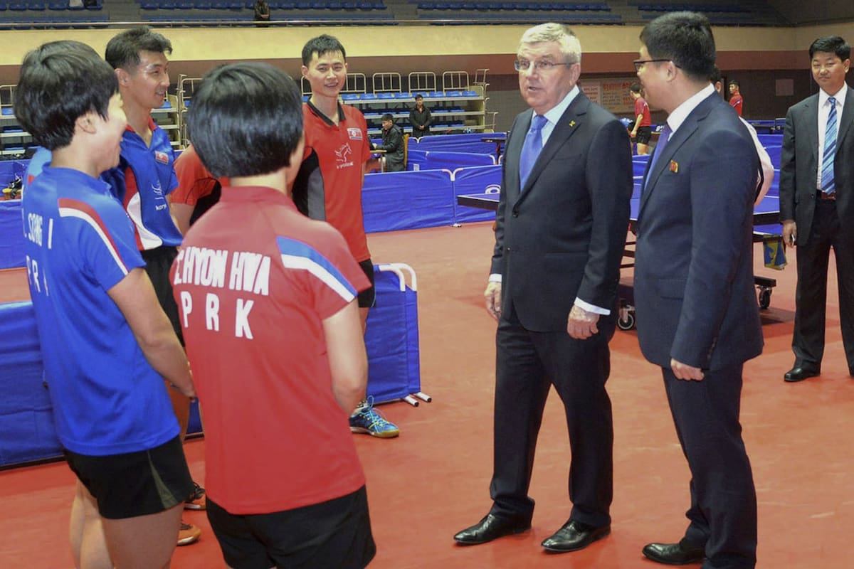 Thomas Bach, presidente del COI, reunido con jugadores de tenis sobre mesa en Pyongyang, donde también se encontró con Kim Jong Un