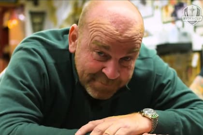 Thomas Bjorn, durante el proceso del tatuado del score de la Copa Ryder a favor de Europa