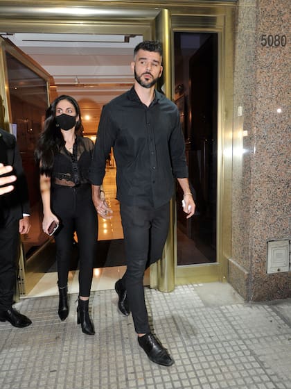 Thomas Fort y su novia, en el velorio de Gustavo Martínez