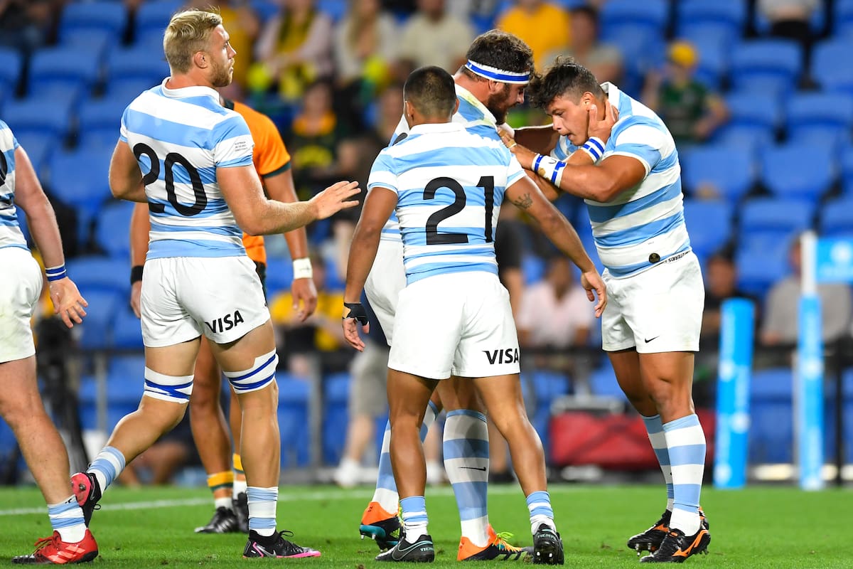 Thomas Gallo es felicitado por el otro debutante de los Pumas, Eduardo Bello: el tucumano de 22 años acaba de anotar su segundo try, con el que atenúa la caída de los Pumas a manos de Australia en el cierre del Rugby Championship 2021.