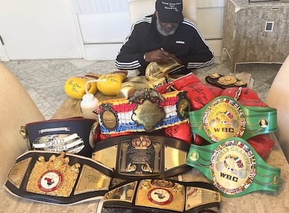 Thomas Hearns en tiempos recientes, subastando sus trofeos y recuerdos autografiados