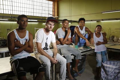 Thomas Jacob, en medio de sus compañeros de trabajo; juntos llevan adelante Pietà