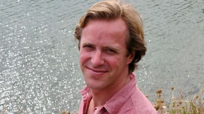 Thomas Kingston fue hallado muerto con un tiro en la cabeza; se habla de suicidio