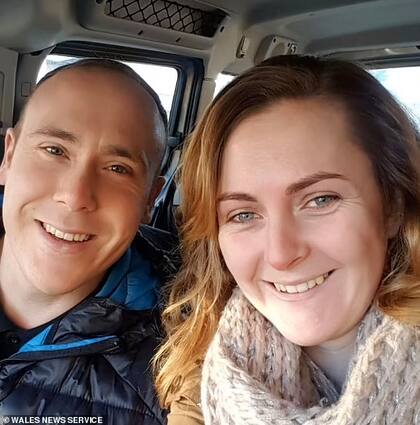 Thomas Mansfield y su esposa Suzannah (Crédito: Wales News Service)