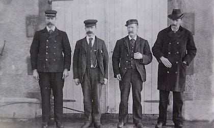 Thomas Marshall, James Ducat y Donald Macarthur, los fareros responsables del cuidado de la isla en 1900 (Foto: Pressandjournal.uk)