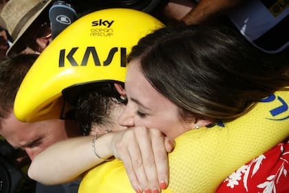 Thomas no puede contener el llanto y abraza a su mujer, Sarah Ellen: ya es campeón del Tour
