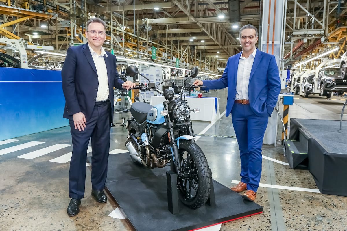 Thomas Owsianski, presidente de Volkswagen Argentina, y Pablo Di Si, presidente de Volkswagen Latinoamérica, junto a la Ducati que se ensamblará en Córdoba