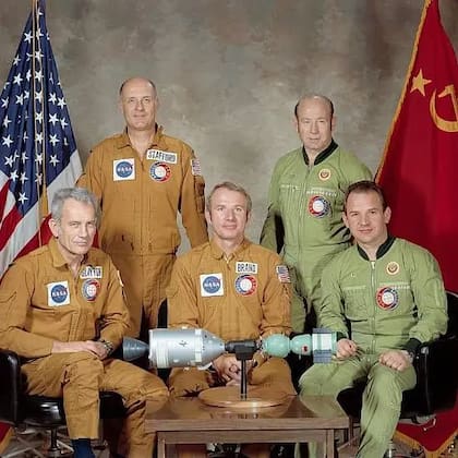 Thomas P. Stafford (de pie a la izquierda), comandante de la tripulación estadounidense; Aleksey A. Leonov (de pie a la derecha), comandante de la tripulación soviética. Sentados, de izq. a der.: Donald K. Slayton, piloto del módulo de acoplamiento de la tripulación estadounidense; Vance D. Brand, piloto del módulo de mando de la tripulación estadounidense; y Valeriy N. Kubasov, ingeniero de la tripulación soviética
