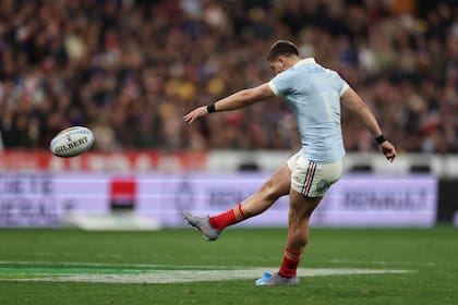 Thomas Ramos acertó varias patadas a los palos; la principal fue la última acción del partidazo que coronó a Francia ante una combativa Inglaterra.