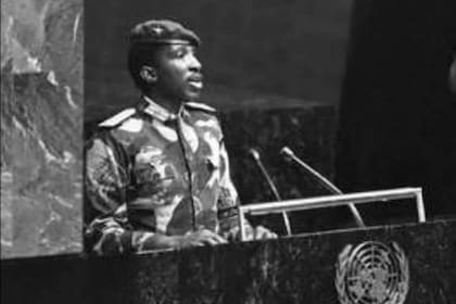 Thomas Sankara vestía siempre su uniforme militar y llevaba una boina roja con una estrella, a imagen y semejanza de Ernesto Che Guevara