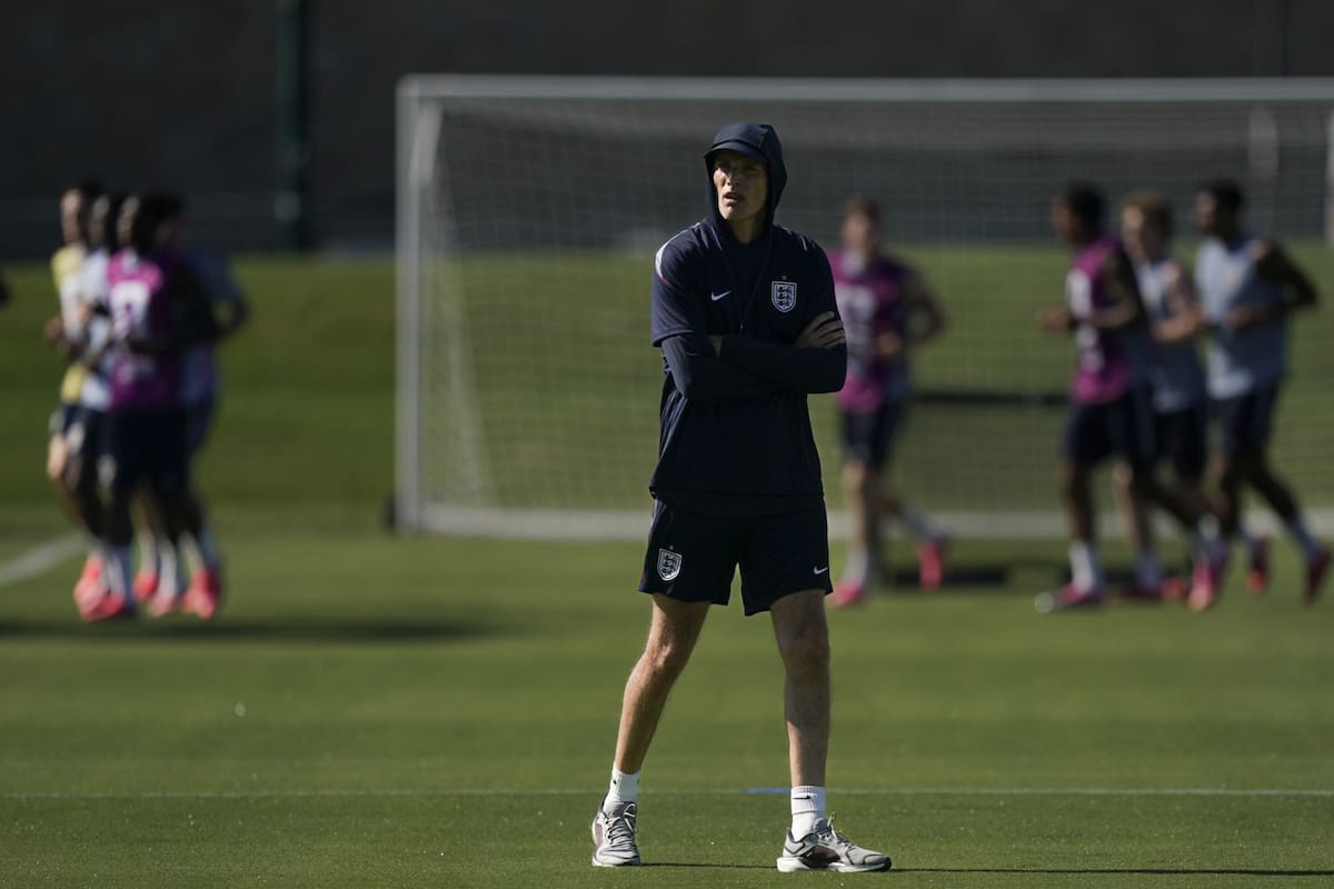 Thomas Tuchel, entrenador de Inglaterra, durante la práctica en Kansas City: gorra, capucha y manga larga, la imagen de su obsesión por el calor
