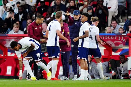 Thomas Tuchel, entrenador de Inglaterra, habla con sus futbolistas durante un partido