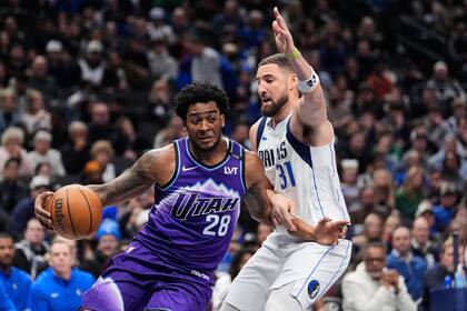 Thompson anota 23 puntos y el 17.000 de su carrera en victoria de Mavericks 138-120 sobre Jazz