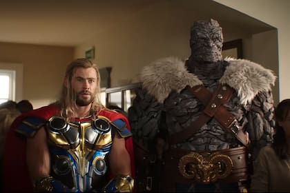 Thor : Love and thunder, la última entrega de la saga del dios del trueno incluye en su elenco a dos de los hijos de Chris Hemsworth
Thor ( Chris Hemsworth) y Korg (Taika Waititi)
