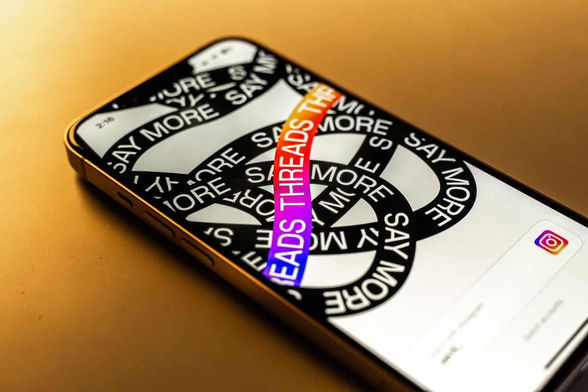 Threads se ha consolidado como plataforma líder al continuar acumulando más usuarios activos diarios que la red social X en su versión de aplicación para dispositivos móviles iOS y Android, aunque la plataforma de microblogging de Elon Musk sigue predominando en la web