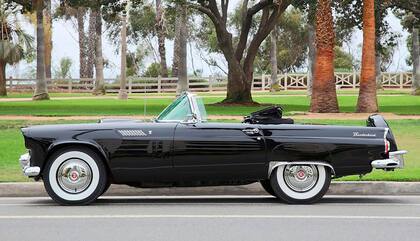 Thunderbird. El toque europeo del diseño de este Ford la mostraba como algo más que un mero sex-symbol