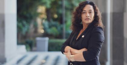 Tia Orr, directora de políticas públicas de SEIU California, advirtió que los recortes propuestos en salud pública y asistencia social “profundizarán las desigualdades” en el estado más poblado del país