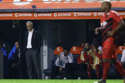 Tiago Nunes, el DT de Paranaense, en el banco de suplentes