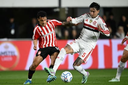 Tiago Palacios pelea por la pelota con Erick Pulgar en un momento del partido con más lucha que juego en La Plata, entre Estudiantes y Flamengo