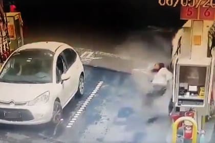 Tiago Palacios, que conducía un auto blanco, perdió el control y colisionó contra un cartel y un surtidor; atropelló también a una empleada de la estación de servicio