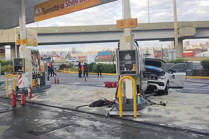 Tiago Palacios que conducía una camioneta pierde el control y colisiona contra un  cartel, un surtidor y atropella al personal de una estación de servicio
