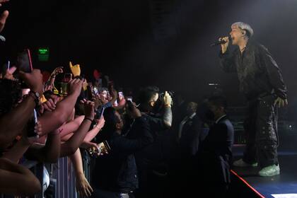 Tiago PZK da un concierto en el Lunario de la Ciudad de México el 3 de mayo de 2022. El artista urbano argentino, que lanzó su álbum "Portales" el 21 de julio, comienza el fin de semana una gira mundial con dos llenos totales en el Movistar Arena de Buenos Aires. (Foto AP/Berenice Bautista)