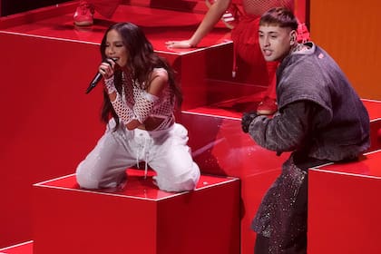 Tiago PZK desembarcó en la entrega de premios como invitado de la cantante brasileña Anitta, con quien subió al escenario para cantar "Alegría". La canción es obra de Anitta en colaboración con Tiago PZK y otra argentina: Emilia Mernes