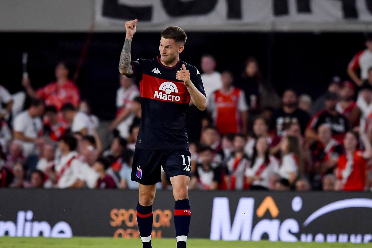 Tiago Serrago celebra con mucho respeto el gol que le marcó a River en el Monumental, el club dueño de su pase. (Photo by Marcelo Endelli/Getty Images)