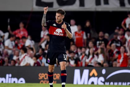 Tiago Serrago celebra con mucho respeto el gol que le marcó a River en el Monumental, el club dueño de su pase. (Photo by Marcelo Endelli/Getty Images)