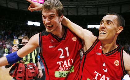Tiago Splitter y Pablo Prigioni festejan un título con Tau, el equipo de Vitoria, en España; el brasileño tiene una excelente relación con la Generación Dorada argentina