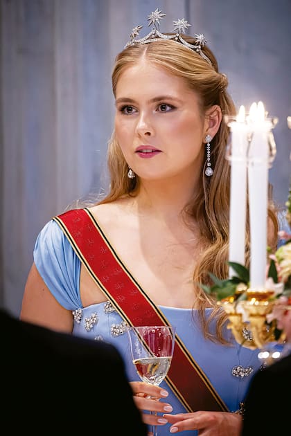 Amalia impactó con la Tiara de las Estrellas (de oro blanco y engastada con diamantes)