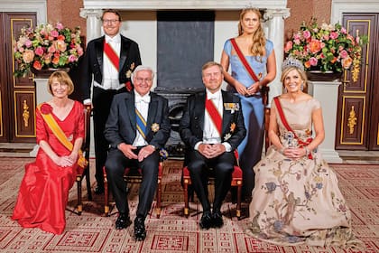 La foto oficial. La primera dama alemana, Elke Büdenbender; el príncipe Constantine de los Países Bajos; el presidente alemán Frank-Walter Steinmeier, el rey Guillermo Alejandro, la princesa Amalia y la reina Máxima posaron antes de entrar al salón