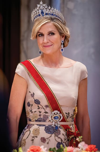 Máxima eligió la Tiara de los Zafiros, que data de 1867 y tiene 31 zafiros de Cachemira y 655 diamantes de Sudáfrica. La piedra central, de 44 quilates, era un broche. Sumó pendientes y brazaletes a juego