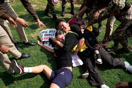 Tibetanos chocan con la policía frente a la embajada china en India en el aniversario del alzamiento