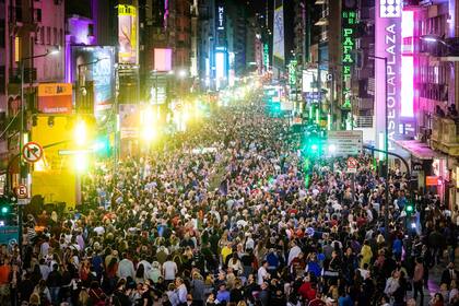 La nueva Calle Corrientes redobla la apuesta para disfrutar de su amplia oferta teatral