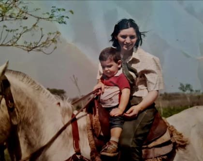 Tiempo atrás, la dirigente en el campo con su hijo