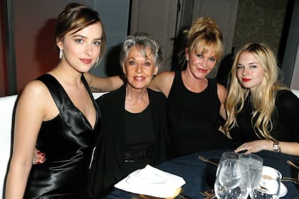 Tiempo atrás, Tippi junto a su hija Melanie y sus nietas Dakota Johnson y Stella Banderas, con quienes es muy unida
