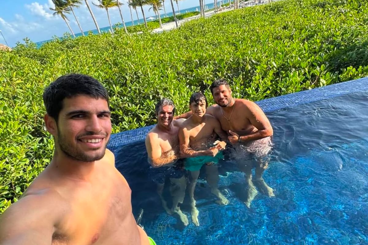 "Tiempo de calidad", escribió Alcaraz en un posteo sobre el descanso que se tomó en marzo pasado tras sentirse cansado y perder rápidamente en Miami; en la foto, en México, con su padre y hermanos