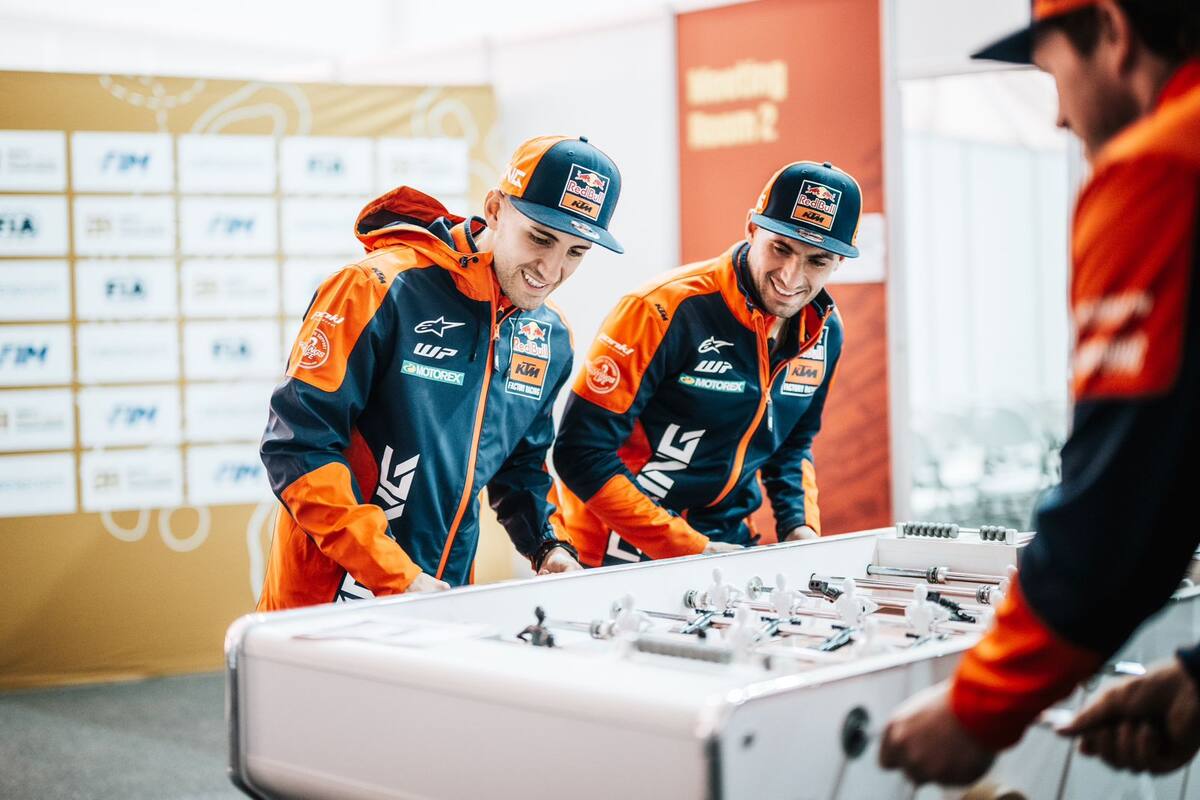 Tiempo de distensión para Luciano y Kevin Benavides, que juegan al metegol en Arabia Saudita en los prolegómenos del Dakar; son dos de los 27 argentinos de la gran carrera.