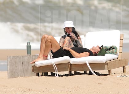 Tiempo de relax y mates en la playa. Esta imagen, que suele repetirse verano tras verano con Marcelo Tinelli y Guillermina Valdes, este año estuvo protagonizada por Cande y Coti.