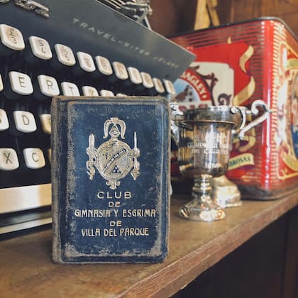 Tiempos de gloria en el club que cumple 100 años: los carnet tipo libreta, un símbolo que atraviesa generaciones