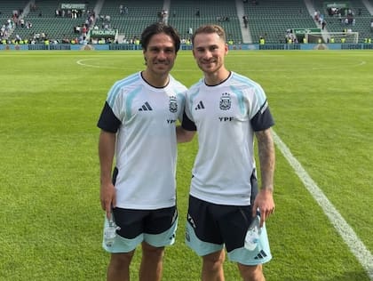 Tiempos de selección: los hermanos Kevin y Alexis Mac Allister, juntos por primera vez con los colores albicelestes; fue en el amistoso ante Angola, en noviembre de 2025