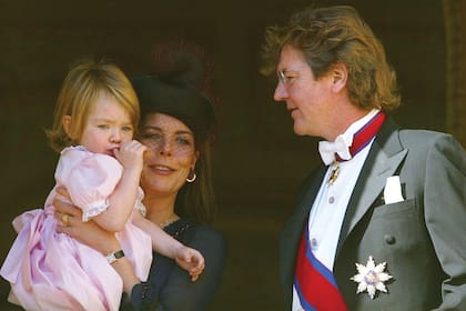 Tiempos felices para Carolina de Mónaco y Ernst de Hannover junto a la princesita Alexandra en el Palacio Real durante el desfile por el Día Nacional de Mónaco, el 19 de noviembre de 2002
