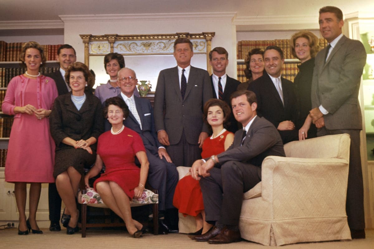 Tiempos más felices: la familia Kennedy posa junta con JFK, presidente de los Estados Unidos, en el centro