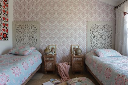 (Tienda Caracol). En el baño, mueble (Claudio Manna). Sanitarios (Ferrum). Mesada (CMC Mármoles). Grifería (FV). Calcáreos (Cía. Argentina de Pisos