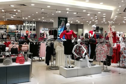 En el caso de los shoppings, son una inversión que surge siempre como inmobiliaria y es en los últimos años donde se percibe un corrimiento hacia concentraciones comerciales más chicas y dispersas, en general fuera del área central de las ciudades